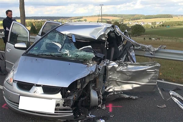 Schwerer Verkehrsunfall auf der B 8 zwischen PKW und LKW