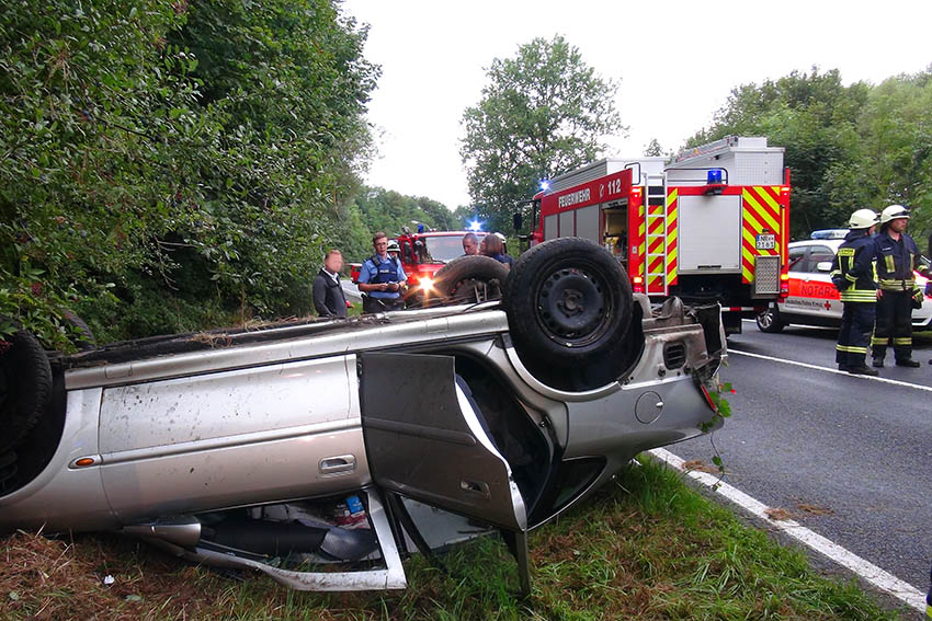 PKW berschlgt sich bei Raubach  Fahrer schwer verletzt