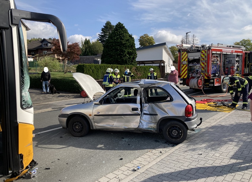 Senior kollidiert mit Bus und muss aus Auto befreit werden