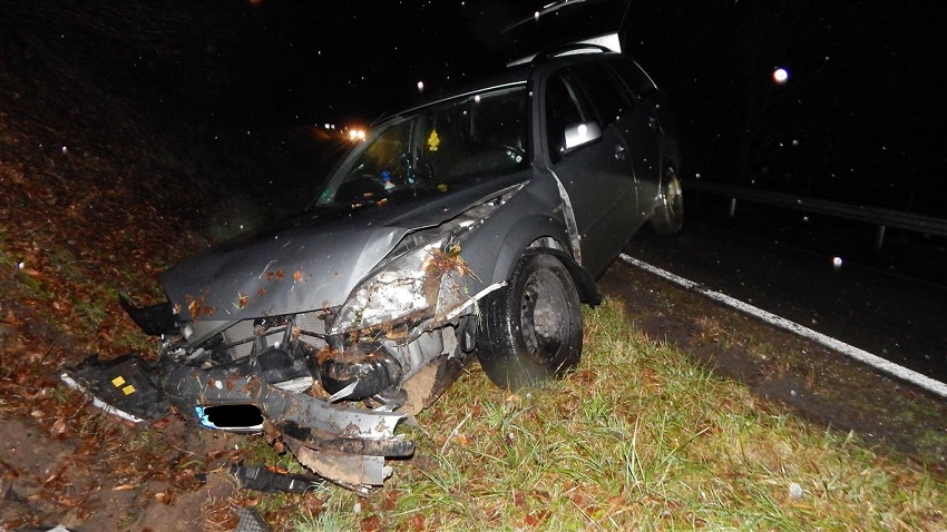 Unfall auf der B 62: Autofahrer fliegt aus der Kurve