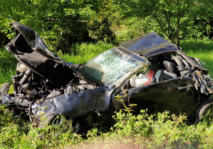 Ein Insasse des Fahrzeugs starb noch an der Unfallstelle. (Fotos: kk)