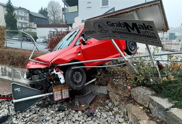 Die Autofahrerin war mit dem Wagen von der Fahrbahn abgekommen. (Foto: Polizei)