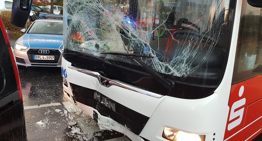 Unfall in Wissen: Pkw kollidiert mit Bus