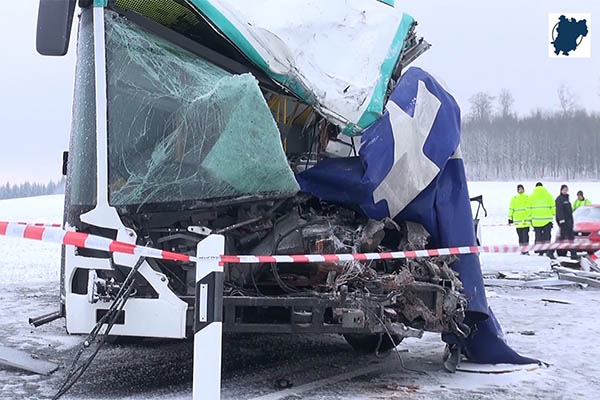 Busfahrer kommt bei Unfall ums Leben