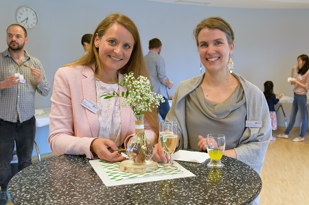 Prof. Dr. Hanna Schramm-Klein, Prorektorin fr Kooperationen, Internationales und Marketing und Dr. Nina Fenn vom Welcome Center (v.l.n.r.). (Foto: Uni Siegen)