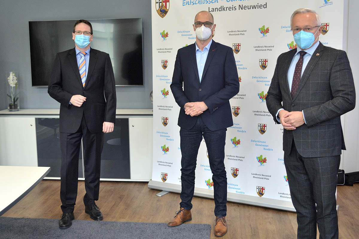 Von links: Harald Schmillen, Robert Kebbekus und Landrat Achim Hallerbach. Foto: Kreisverwaltung