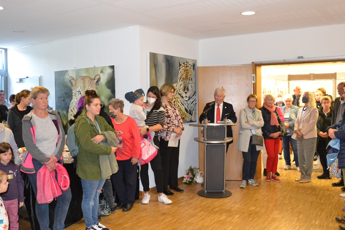 Stadtbrgermeister Gerhard Hausen erffnet die Ausstellung in den Rumen der Verbandsgemeindeverwaltung. (Fotos: Privat)