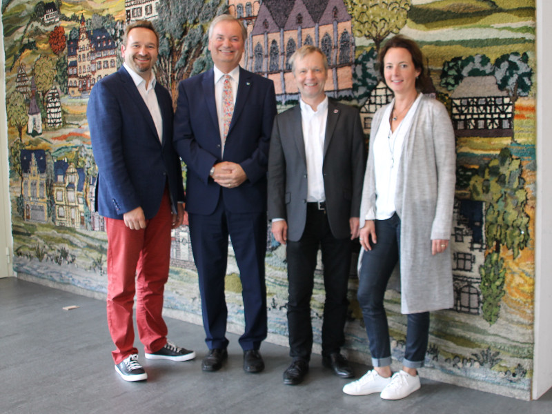 Interkommunales Gesprch zum Klimaschutz im Bad Honnefer Rathaus  v. l. Erster Beigeordneter Holger Heuser (Stadt Bad Honnef), Brgermeister Karsten Fehr (Verbandsgemeinde Unkel), Brgermeister Otto Neuhoff (Stadt Bad Honnef) und Sonja Klewitz (Fachbereichsleiterin Infrastruktur und Bauwesen, Unkel). Foto: Stadt Bad Honnef