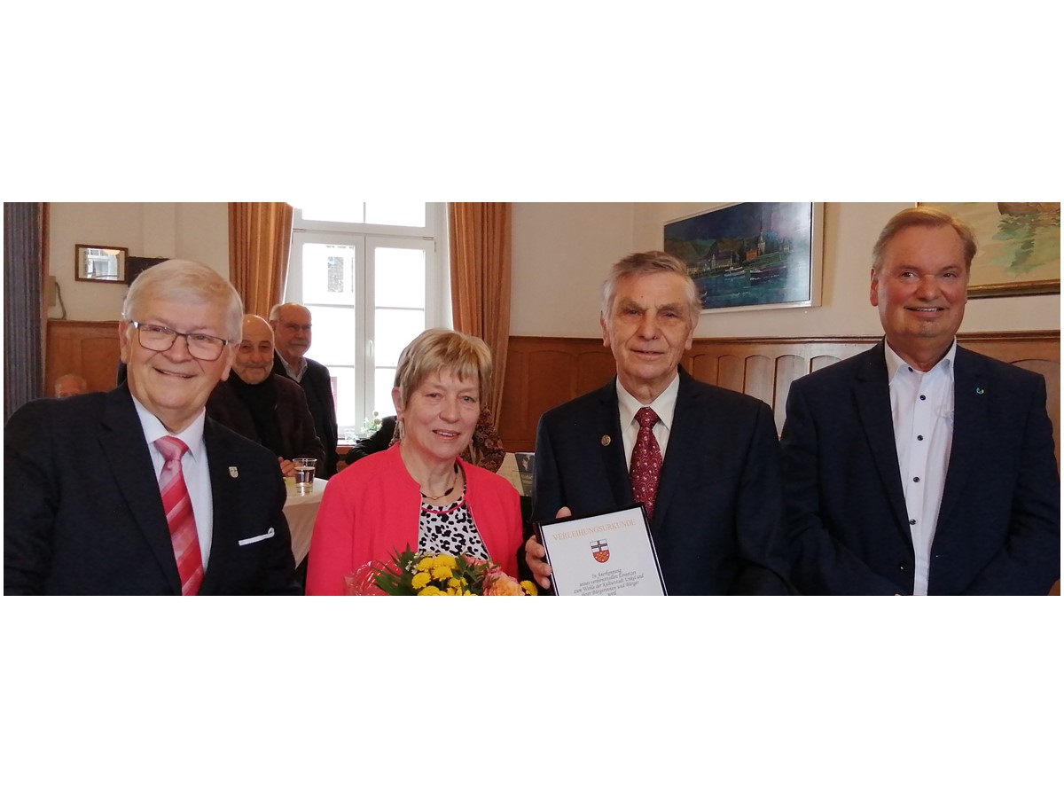 ber die Auszeichnung Wilfried Meitzners mit der Ehrennadel freuten sich neben Ehefrau Gisela auch Stadtbrgermeister Gerhard Hausen und der Brgermeister der Verbandsgemeinde Karsten Fehr. (Foto: Stadt Unkel)
