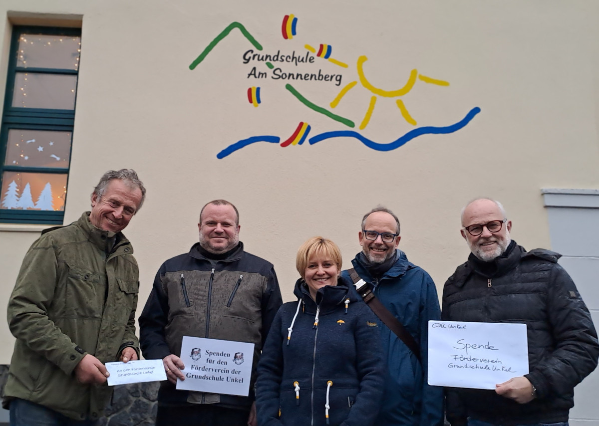 Strahlend Gesichter bei der Spendenbergabe an den Frderverein der Unkeler Grundschule: Knut von Wlfing und Martin Bierwirth (beide T&G Unkel), Nicole Goldammer und Jan Engisch (beide Frderverein), Alfons Muhoff (CDU Unkel). (Foto: Anna Muhoff)