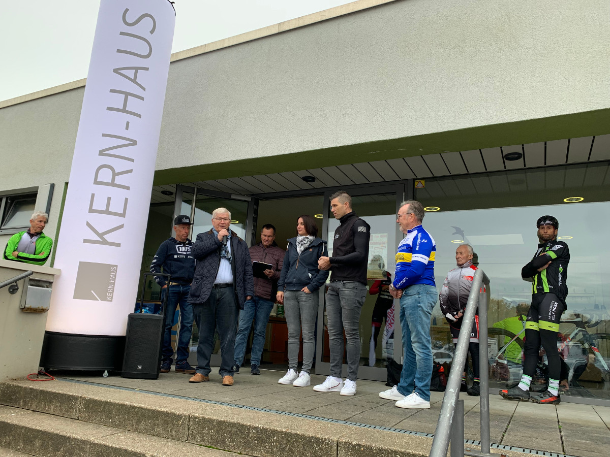 Stadtbürgermeister Gerhard Hausen gab den Startschuss für das "Horst Köning-Gedächtnis Gravel" in Unkel, das rund 8000 Euro zugunsten von Flutopfern an der Ahr erbrachte.