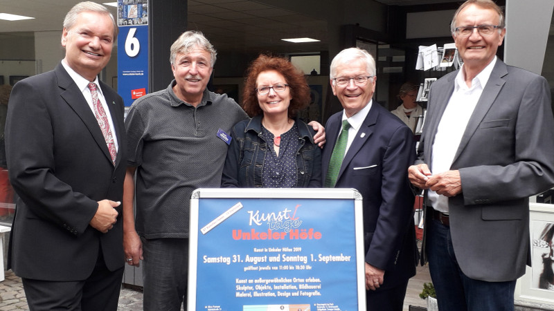 Freuen sich gemeinsam mit Ellen und Jochen Seidel ber gelungene Kunsttage Unkeler Hfe: Stadtbrgermeister Gerhard Hausen sowie die Schirmherren Brgermeister Karsten Fehr und Landrat a.D. Rainer Kaul. Foto: Privat