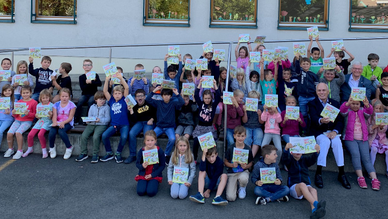 Auf Augenhhe mit den Schlern der Grundschule am Sonnenberg in Unkel: Stadtbrgermeister Gerhard Hausen und Dr. Meinolf Gerstkamp, Vorstandsmitglied des Rotary Clubs Remagen-Sinzig. Foto: Privat