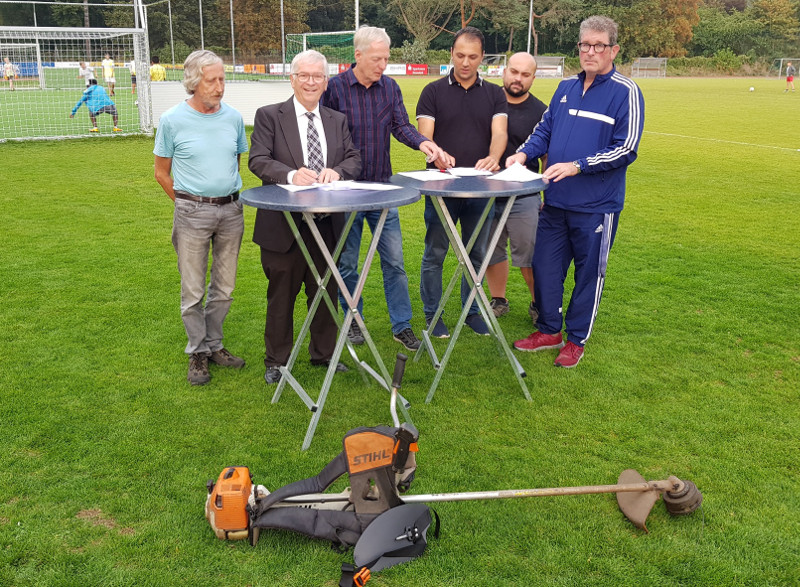 Stadtbrgermeister Gerhard Hausen und der 1. Beigeordnete Wolfgang Plger (links) unterzeichneten die Nutzungsvereinbarung gemeinsam mit (von rechts) Dieter Wallek (FC Unkel), Erdal Essiz und Huseyin Oksuz (SV Ataspor) und Harald Willms (TuS Erpel). Den Freischneider stellt die Stadt Unkel zur Verfgung. Foto: Stadt Unkel