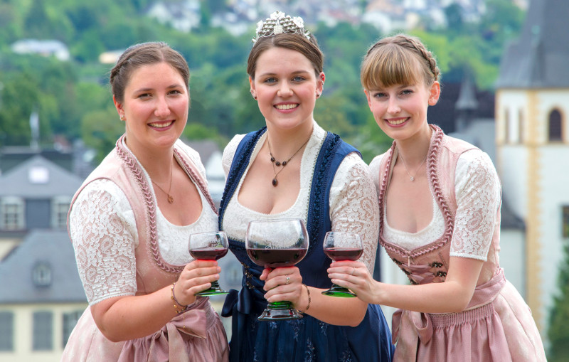 Aileen I. ist die neue Weinknigin der Stadt Unkel. Als Burgundia wird sie von ihren Weinprinzessinnen Luise (links) und Sabrina (rechts) flankiert. Foto: Privat