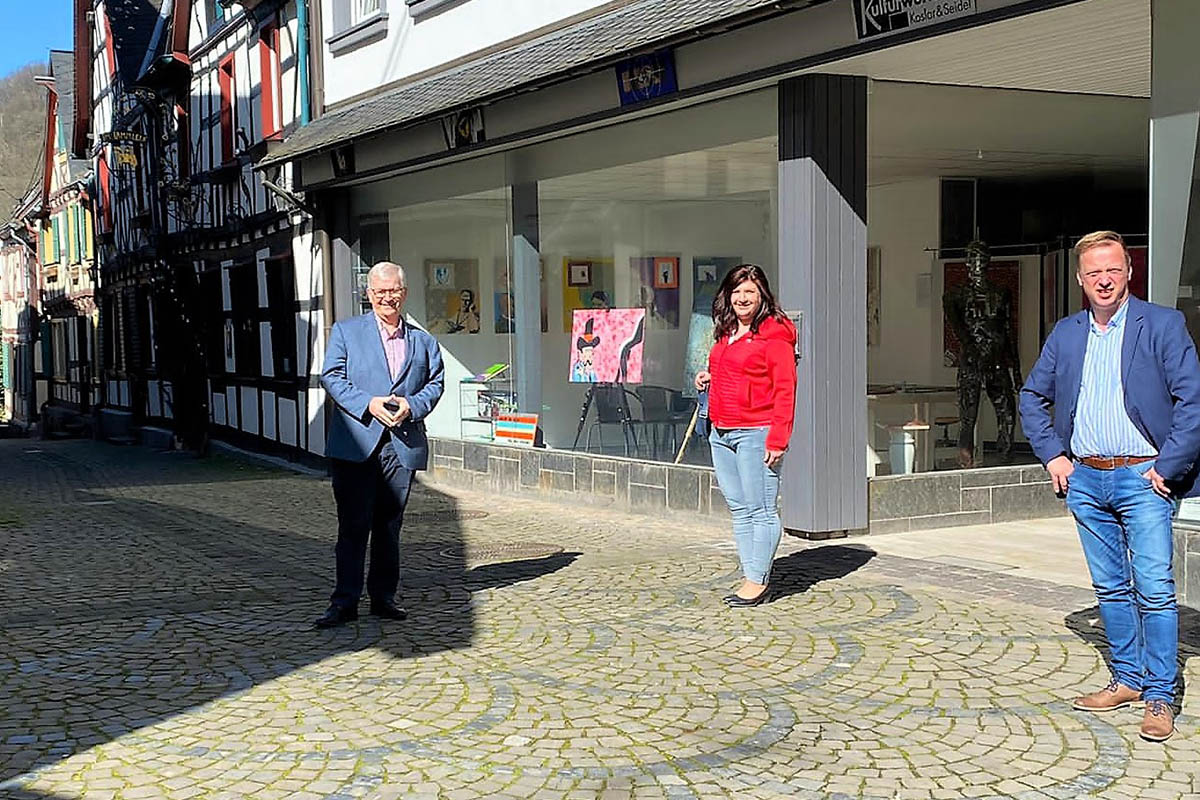 Zum Abschluss des Arbeitstreffens zeigten Stadtbrgermeister Gerhard Hausen und Kulturstadt-Broleiter Thomas Herschbach der neuen Geschftsfhrerin Kristina Neitzert mit der Unkeler Ptzgasse ein typisches Motiv und mit der Kulturwerkstatt Koslar/Seidel eine typische Kunsteinrichtung der Kulturstadt. Foto: privat