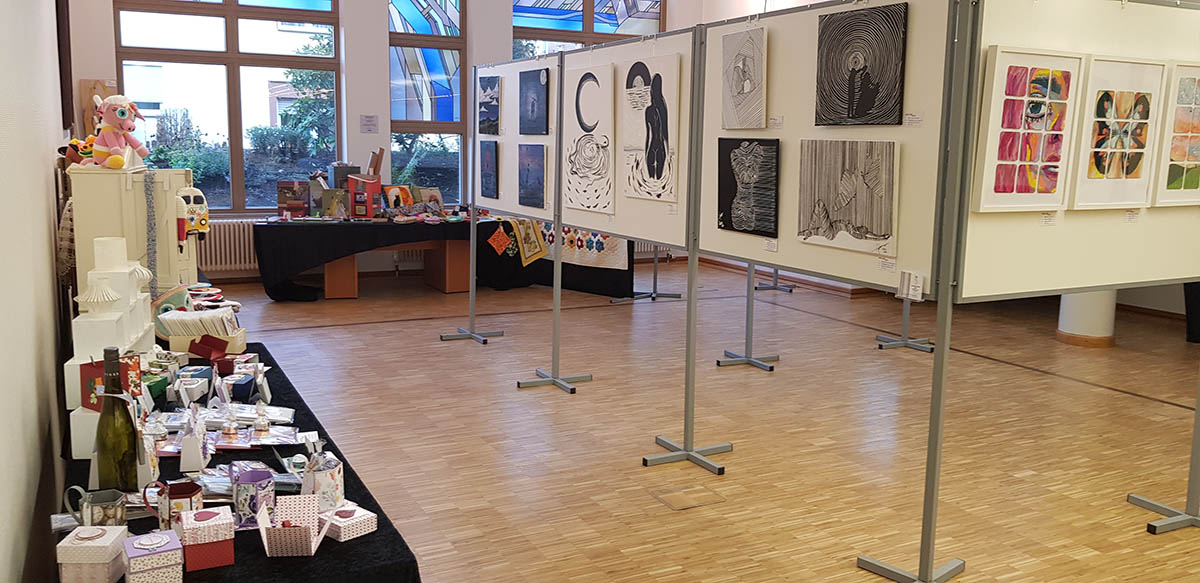 Das Foyer und der Ratssaal der Verbandsgemeindeverwaltung Unkel verwandeln sich bei "Unkeler Kreativ" in ein Forum fr Kunst. Die Prsentation feiert 2023 ihr 30-jhriges Jubilum. Foto: Unkeler Kreativ / Stefanie Lahr