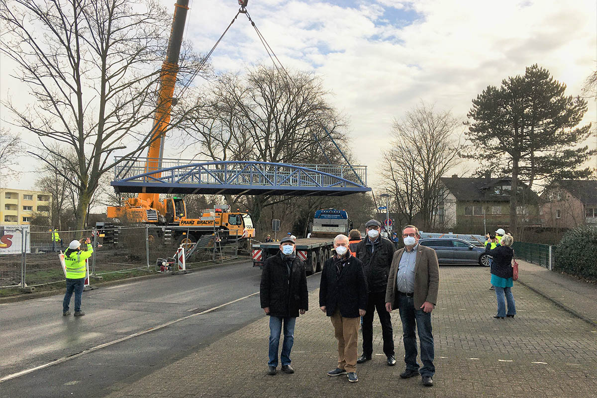 Gemeinsam mit dem stellvertretenden Brgermeister Manfred Wiedemann verfolgten Stadtbrgermeister Gerhard Hausen und Partnerschaftsbeauftragter Engelbert Wallek das Einschwenken der Brcke. Fotos: privat