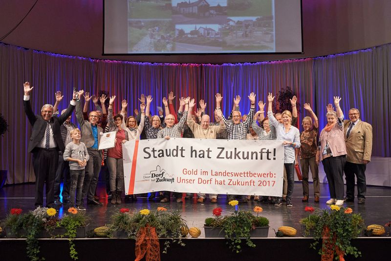 Staudt freut sich als Siegergemeinde Unser Dorf hat Zukunft ber die Preisverleihung durch Innenminister Roger Lewentz in Kaiserslautern. Foto: privat