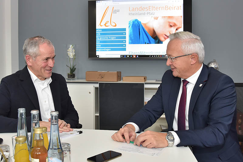 Der Sprecher des REB, Erwin Lenz (links), stattete nun auch dem Neuwieder Landrat Achim Hallerbach einen Besuch ab, um die Ergebnisse der Studie zu prsentieren. Foto: Kreisverwaltung