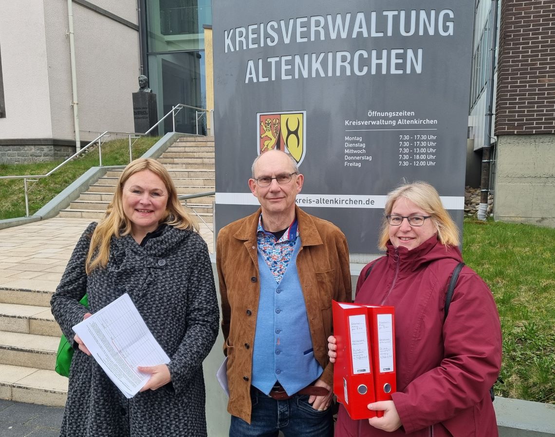 Klinikreform: Weit über 2000 Unterschriften an Kreisverwaltung übergeben