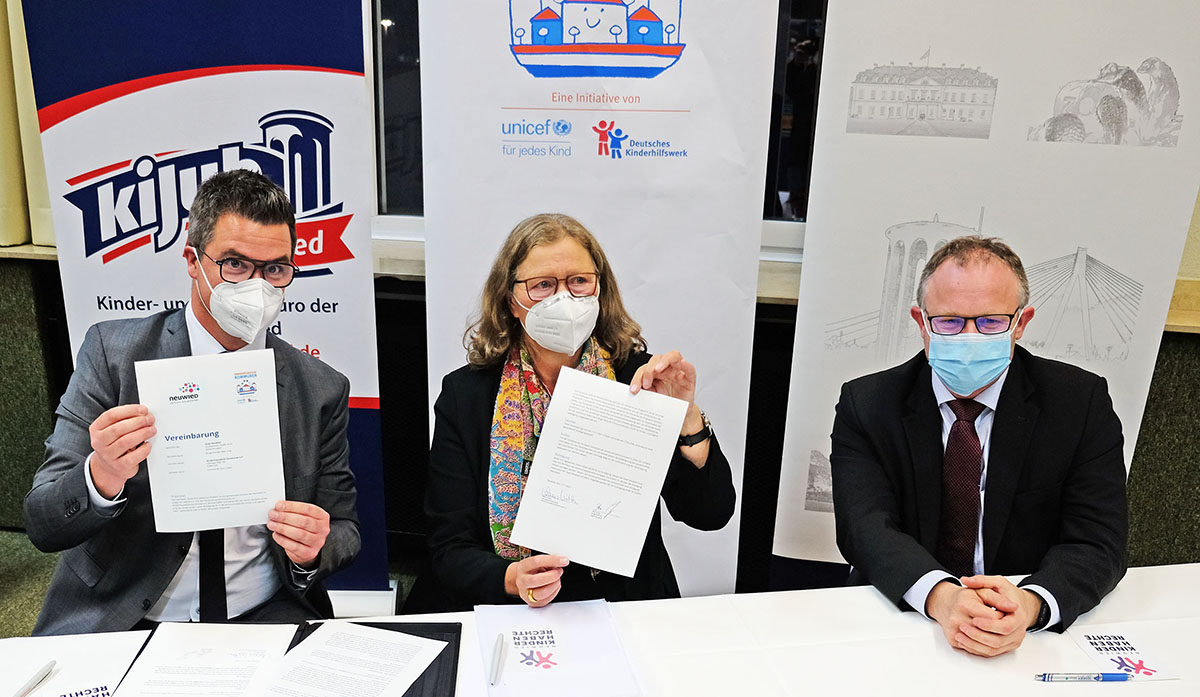 Ende 2021 unterzeichneten Oberbrgermeister Jan Einig (rechts) und Brgermeister Peter Jung (links) den Kinderfreundliche Kommune-Vertrag. Foto: Stadt Neuwied