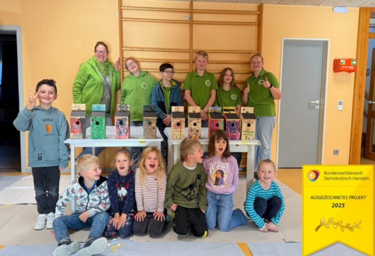 Die Jungen Helden bauten zusammen mit Kindergartenkindern bunte Nistk�stchen. (Foto: W�ller Helfen e.V.)