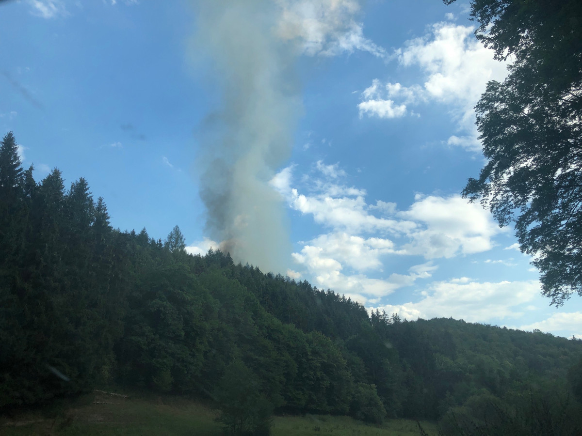 Die Rauchsule war schon bei der Anfahrt der Feuerwehren zu sehen. (Foto: Polizeiinspektion Straenhaus)