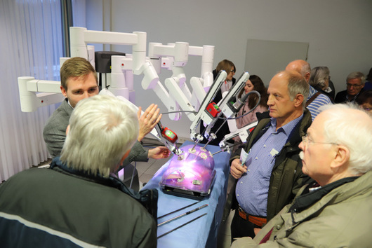 Stargast beim Urologie-Thementag im Diakonie Klinikum Jung-Stilling war der Da Vinci-Roboter. Hunderte Besucher kamen, um sich ein Bild von der modernen OP-Methode zu machen und einmal selbst Hand anzulegen. (Foto: Diakonie in Sdwestfalen gGmbH)   