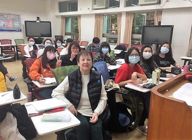 Ursel Boehme-Liu mit ihren Studenten beim Deutschunterricht an der Uni in Taipeh (Fotos: privat)