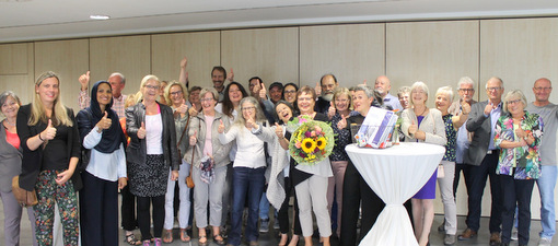 Zur Erinnerung gab es fr Ute Probst (Mitte, mit Blumen) noch ein Foto mit allen Kursleiterinnen und Kursleitern der VHS Montabaur. Ihre Nachfolgerin Caroline Albert-Woll (2. von links) fhlt sich bereits wohl in dem Kreis. (Foto: Verbandsgemeindeverwaltung Montabaur)