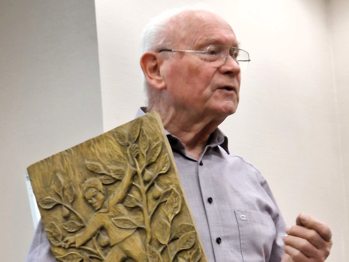 Der Willrother Heimatforscher Albert Sch�fer, der eine Holzmodel in der Hand h�lt, gilt als ausgewiesener Kenner der Geschichte der heimischen Montanindustrie. Diese Modeln, zum Teil mit biblischen Motiven, dienten als Vorlage f�r das Erstellen des Gussbettes der Ofenplatten. (Foto: Rolf Schmidt-Markoski)