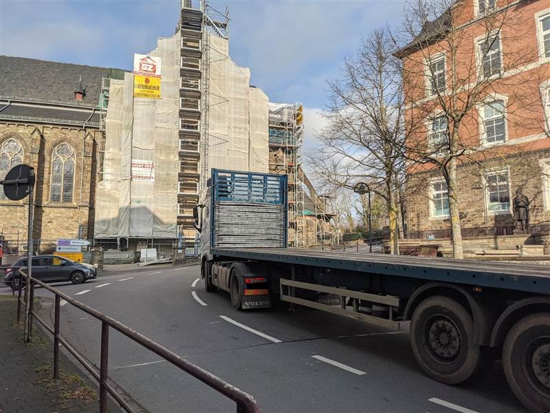 Bald kommt es in dem Bereich vor der kath. Kirche zu Verkehrseinschrnkungen. (Foto: ddp)