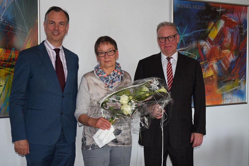 Vorstand Thomas Klzer (links), Edelgard Schupp (Mitte) und Vorstand Dieter Schouren (rechts) (Foto: Volksbank Hamm/Sieg)