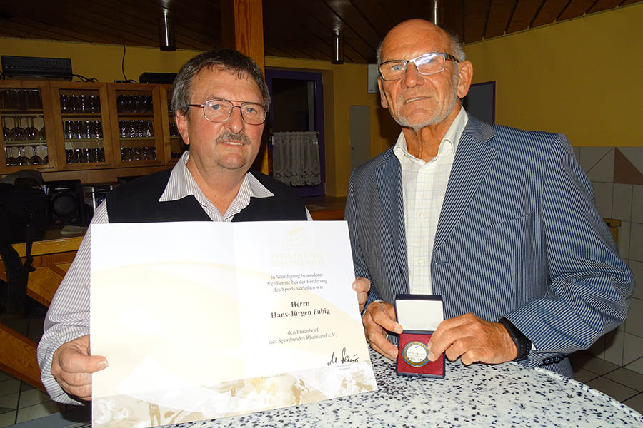 berreichung des Ehrenbriefes vom Sportbund Rheinland durch den Sportkreisvorsitzenden Albrecht Gelbach (rechts) an Hans-Jrgen Fabig. Fotos: Willi Simon