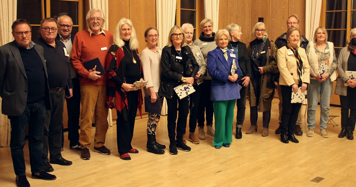 Im Rahmen der Reihe Kunst und Kultur im Kreishaus stellen hier derzeit 18 Akteure des Kunstforums Westerwald rund 100 Bilder, Installationen, Skulpturen und Plastiken zum Thema "UNSER KLIMA" aus. 
(Foto: Julia Hilgeroth-Buchner)
