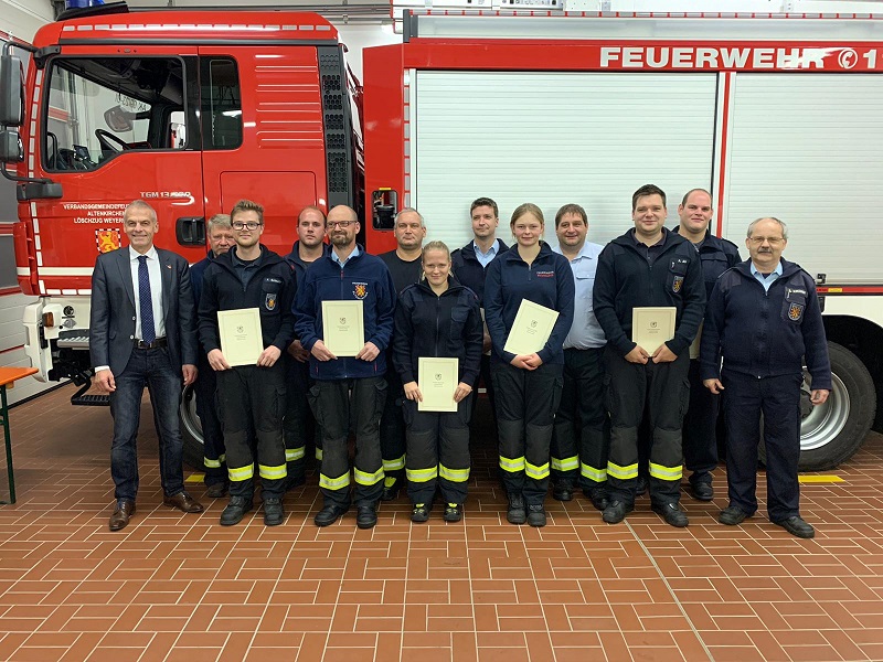 Foto: Gruppenbild der Feuerwehrleute mit Brgermeister Fred Jngerich (rechts) (Foto: VG Altenkirchen)
