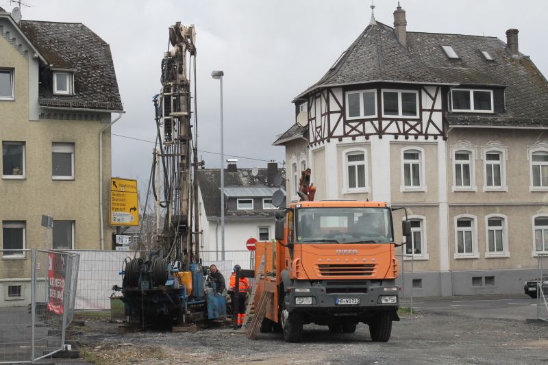 Vorbereitungen fr den Neubau des Verbandsgemeindehauses: Anhand von Bohrungen wird der Baugrund geologisch begutachtet. Die Daten werden fr die Planung der Statik bentigt. Foto: VG Montabaur