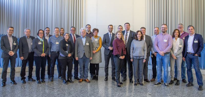 Im Foyer der Bundesbank in Frankfurt: Die verwaltungsinterne Projektgruppe Verbandsgemeindehaus, die Lenkungsgruppe und Architekt Ole Flemming wurden vom Projektteam Campus der Bundesbank begrt und durchs Haus gefhrt. Foto: Nils Thies, Bundesbank