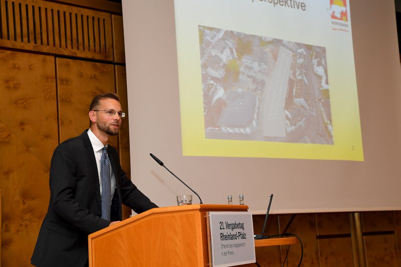 Unter der berschrift Wettbewerbe als Vergabeinstrument stellte Brgermeister Ulrich Richter-Hopprich das Bauvorhaben Verbandsgemeindehaus dem Fachpublikum vor. Foto: Kristina Schfer