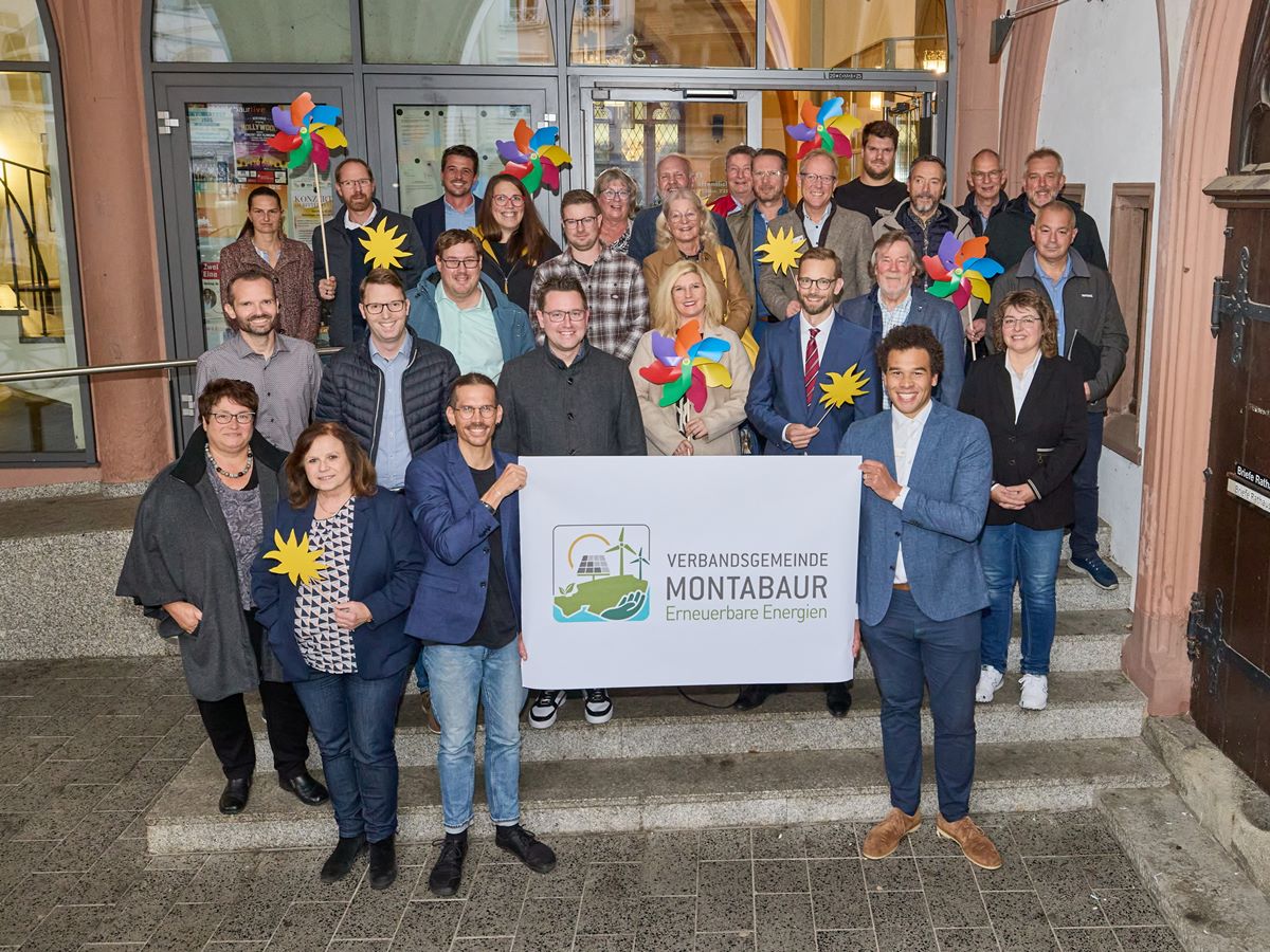 Zur Grndung der VGM EE hatten sich die Brgermeister der beteiligten Gemeinden sowie die Fraktionsspitzen aus dem VG-Rat im Montabaurer Rathaus zusammengefunden. "Mit der neuen Gesellschaft werden wir groe Energieprojekte immer im Schulterschluss aller Ortsgemeinden realisieren   zum Wohle aller Brger. Wir wollen am Steuer bleiben", sagte Brgermeister Ulrich Richter-Hopprich bei der Grndungsfeier. Der Klimawandel sei kein abstraktes Phnomen mehr, sondern lngst konkret und sprbar fr die Menschen. Die neue VGM EE ermglicht Handeln vor Ort. (Bild: VG Montabaur / Olaf Nitz)

