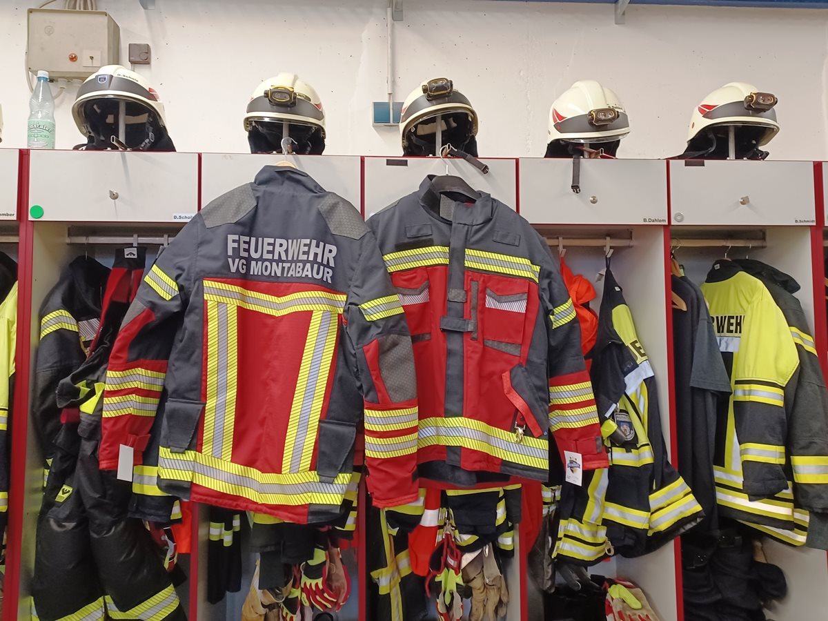 Schutzkleidung f�r die Feuerwehrleute: In den Jahren 2025 und 2026 wurden und werden f�r die Aktiven neue High-Tech-Jacken in Feuerwehrrot angeschafft. (Foto: VG Montabaur / Christina Wei�)