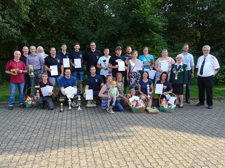 Die Sieger des 42. Verbandsgemeinde-Pokalschieen 2019 mit Verbandsgemeinde-Brgermeister Ulrich Richter-Hopprich und Vertretern der Schtzengesellschaft St. Sebastianus Montabaur. (Foto: SG St. Seb. Montabaur)