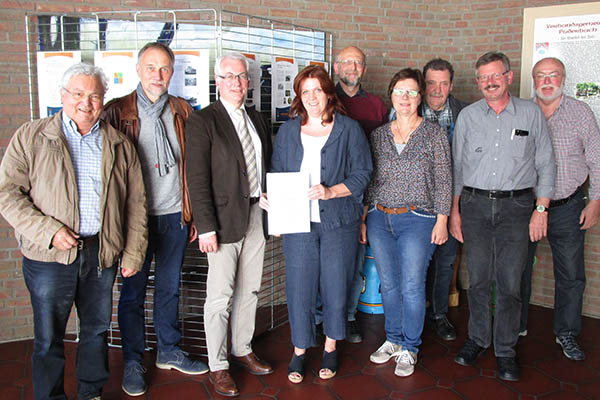 Sandra Weeser zusammen mit Brgermeister Volker Mendel, den Beigeordneten sowie den Fraktionsvorsitzenden in der Verwaltung in Puderbach. Foto: VG Puderbach