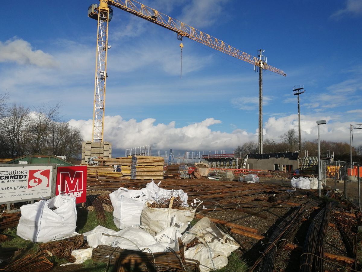 Der Neubau des Hallenbades in Altenkirchen ist das Leuchtturmprojekt der VG Altenkirchen-Flammersfeld, das derzeit viele Millionen Euro verschlingt. (Foto: vh) 