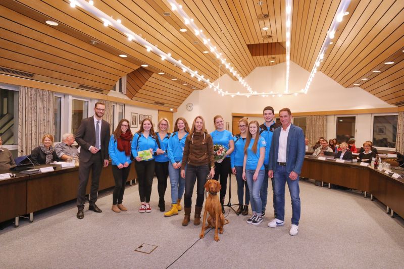 Sportlerehrung im Verbandsgemeinderat: Weltmeister, Deutsche Meister und Brgermeister auf einem Bild vereint. Fotos: VG-Verwaltung Montabaur