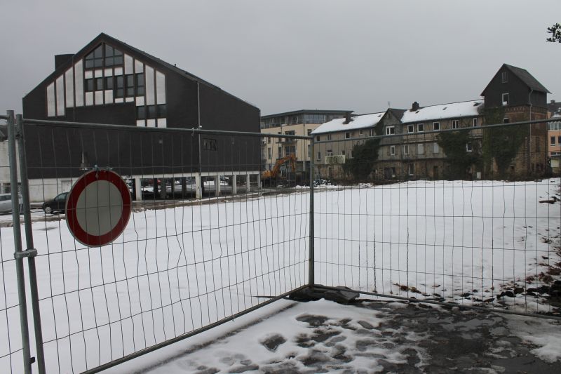 Auf diesem Gelnde an der Wallstrae wird das neue Verwaltungsgebude der Verbandsgemeinde Montabaur entstehen. Das baufllige Wohnhaus rechts im Hintergrund wird demnchst abgerissen, so dass das Grundstck dann bis an den Steinweg heranreicht.