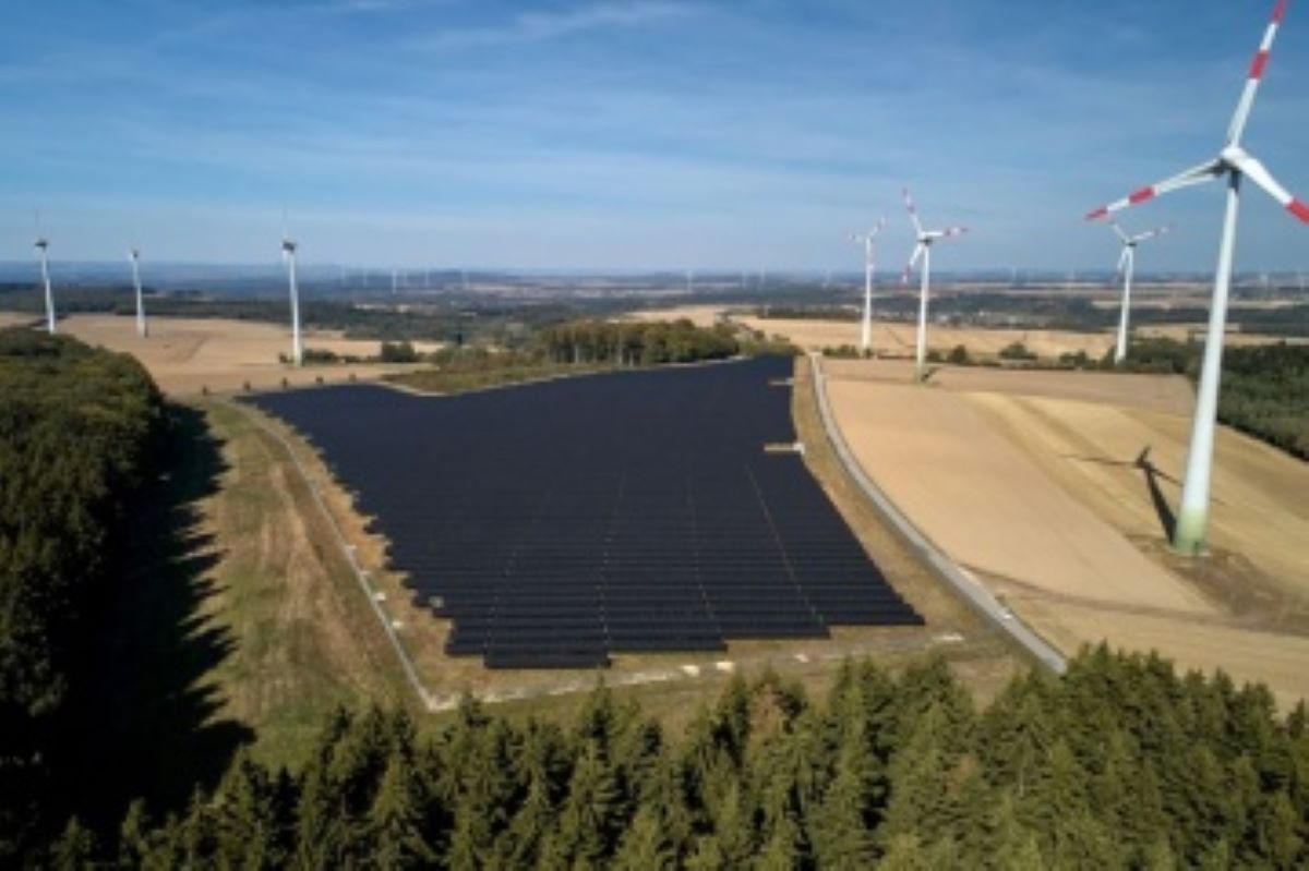 Freiflächen-Fotovoltaikanlagen sollen in der Verbandsgemeinde Altenkirchen-Flammersfeld geordnet gebaut werden und nicht wild wachsen dürfen. (Foto: Archiv WW-Kurier)
