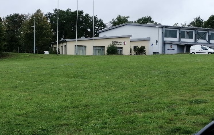 Auf diesem Areal in direkter Nachbarschaft zur Raiffeisenhalle wird in Gllesheim die neue Kita gebaut. (Foto: hak)