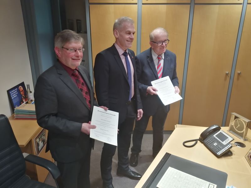 Fred Jngerich freute sich, dass am Donnerstagabend zumindest zwei von drei Beigeordneten, Rainer Dngen (links) und Rolf Schmidt-Markoski (rechts), an seiner Seite waren. (Foto: hak)